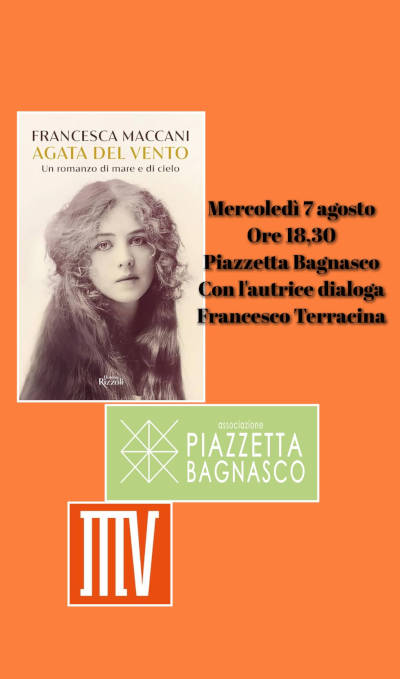 Francesca Maccani con il suo ultimo romanzo “Agata del vento” in Piazzetta Bagnasco. 