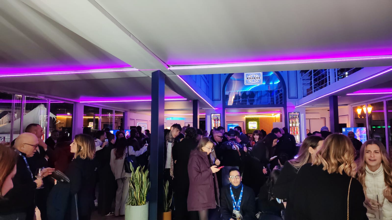 Radio Kiss Kiss inizia con il botto e illumina ufficialmente Sanremo 2025: opening party esclusivo tra vip e musica!