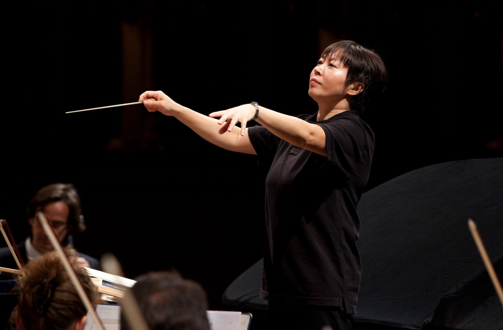 “Ritorno a casa” per la ex Direttrice Musicale dell’Orchestra Sinfonica di Milano dal 2009 al 2015: in Largo Mahler un grande abbraccio sinfonico con Xian Zhang a distanza di 10 anni