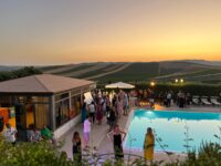 Sambuca di Sicilia festeggia i nuovi abitanti provenienti da tutto il mondo. Centinaia di stranieri hanno acquistato casa nel Borgo più Bello d’Italia