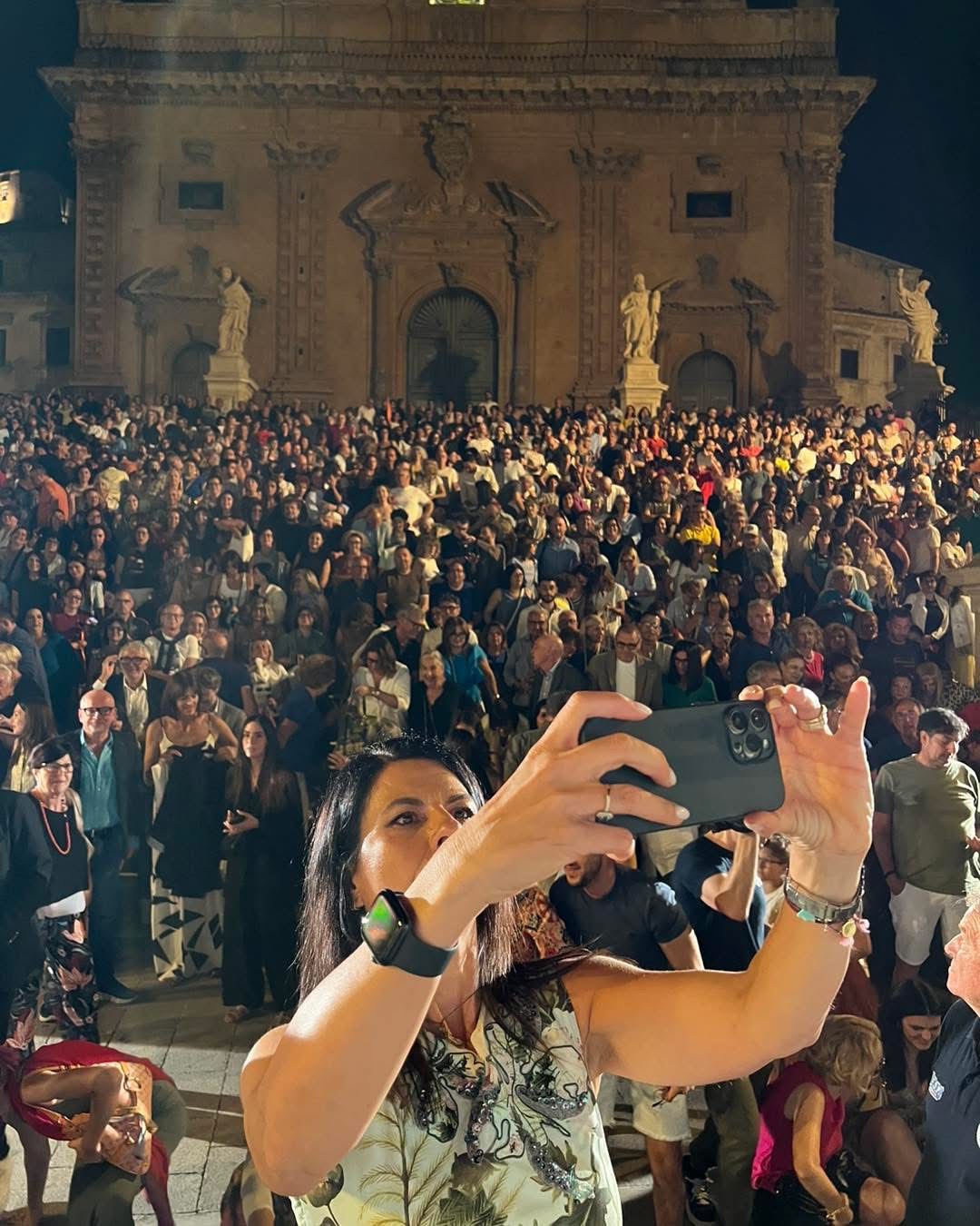 Scenari 2025 è entusiasmo oltre ogni rosea aspettativa: Modica ha abbracciato Geppi Cucciari, Roberto Saviano e Sandrone Dazieri