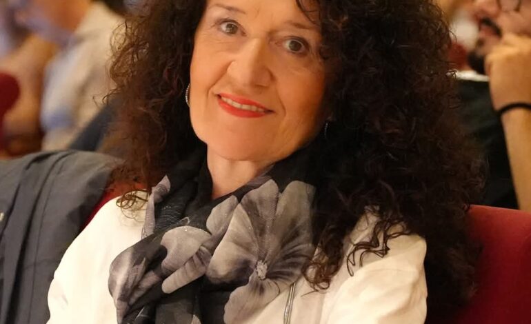 Lolita Rinforzi, la poesia che nasce dal quotidiano e guarda alla luna