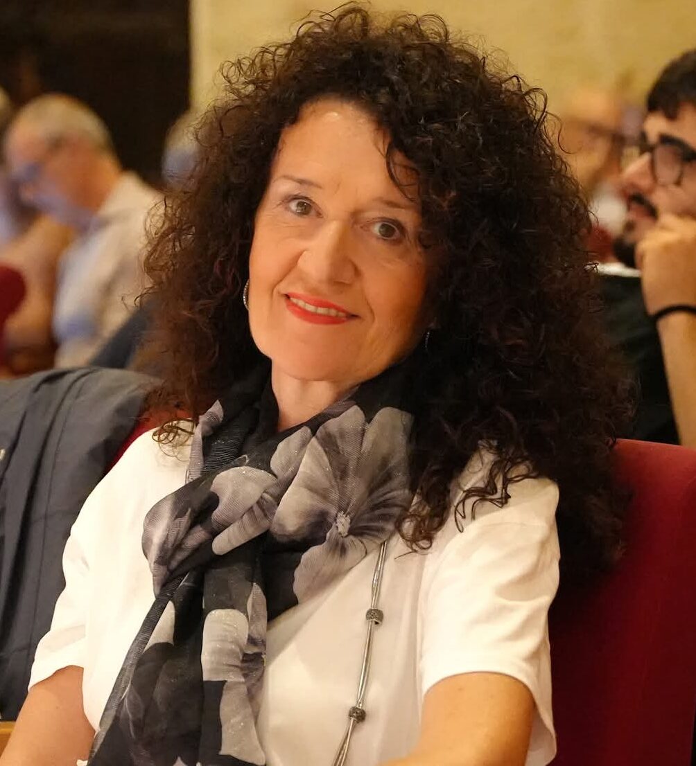 Lolita Rinforzi, la poesia che nasce dal quotidiano e guarda alla luna