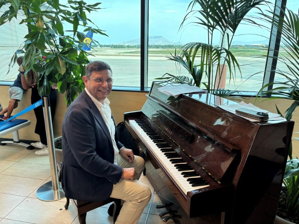 Dal battesimo dei voli a quello del pianoforte. Flash mob di MeMa, all’aeroporto di Trapani Birgi