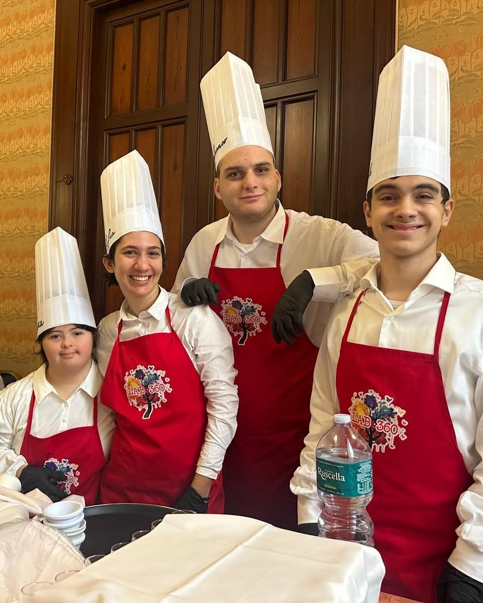 Inclusione a tavola: i giovani chef con disabilità di Lab 360 vincono il 6° Concorso nazionale AMIRA. Qualcuno con autismo qualcun altro con sindrome di Down, tutti accomunati dalla passione per la cucina: hanno conquistato il primo posto nella categoria “impiattamento e decorazione” al Grand Hotel Piazza Borsa