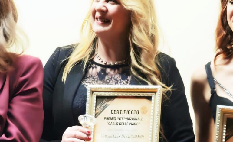 Lisa Di Giovanni riceve il Premio Internazionale “Carlo Delle Piane” per il Giornalismo e l’Editoria