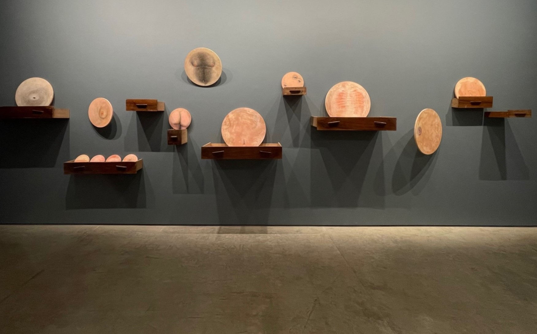 Oltsen Gripshi e il dramma della nudità umana: lo sguardo critico di Massimiliano Reggiani su “LAKURIQ”