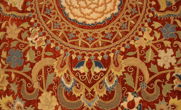 “Tappeto ricamato, inv. n. MPP 10562, XVII sec., Firenze, Palazzo Pitti” © Gabinetto Fotografico delle Gallerie degli Uffizi. Immagini riprodotte su concessione del Ministero della Cultura - Gallerie degli Uffizi. Sono vietate ulteriori riproduzioni o duplicazioni con qualsiasi mezzo