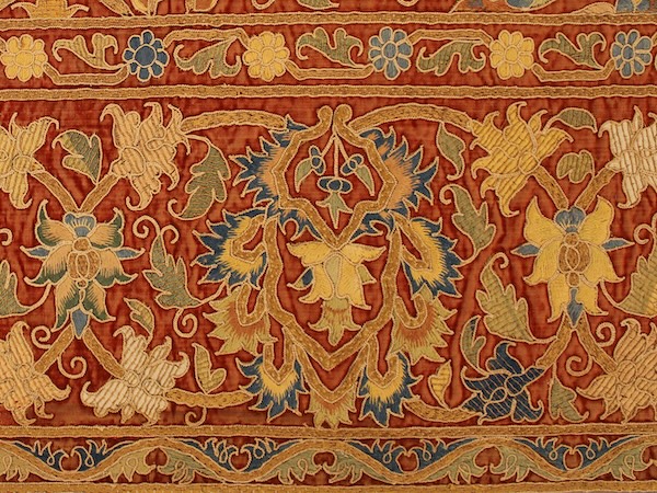 © Gabinetto Fotografico delle Gallerie degli Uffizi. Immagini riprodotte su concessione del Ministero della Cultura - Gallerie degli Uffizi. Sono vietate ulteriori riproduzioni o duplicazioni con qualsiasi mezzo “Tappeto ricamato, inv. n. MPP 10562, XVII sec., Firenze, Palazzo Pitti”