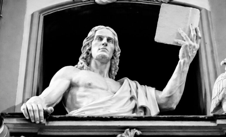 Loredana Trapani vista da Massimiliano Reggiani: quando la fotografia incontra la scultura di Enzo Puleo