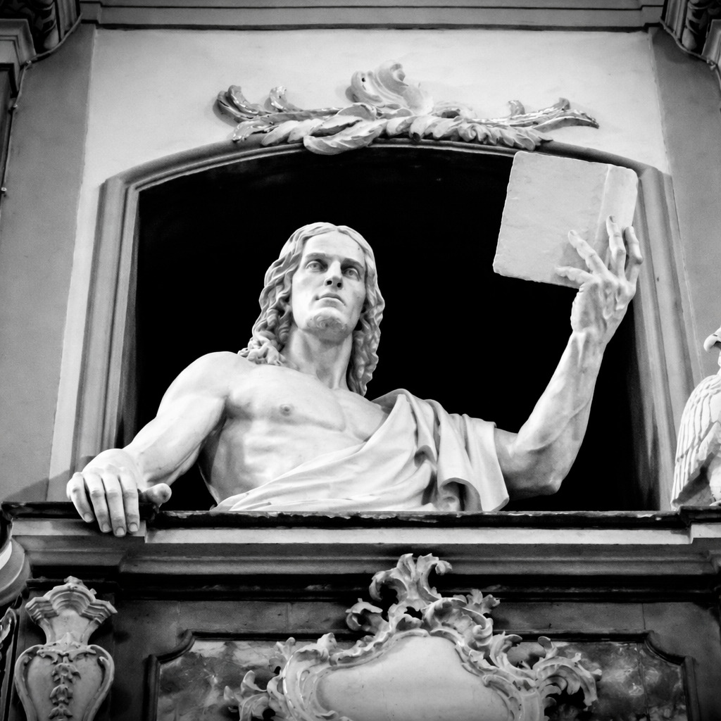 Loredana Trapani vista da Massimiliano Reggiani: quando la fotografia incontra la scultura di Enzo Puleo