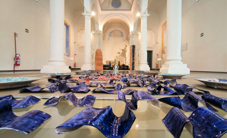 L’argilla prende forma e si tinge con “I colori del fuoco” di Mario Lo Coco: lettura di Massimiliano Reggiani