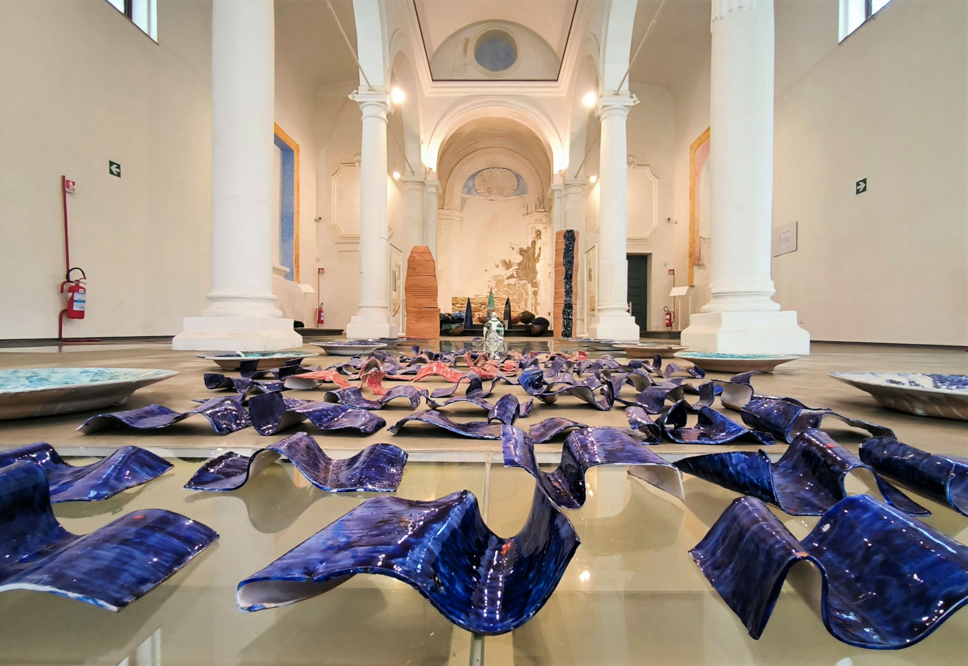 L’argilla prende forma e si tinge con “I colori del fuoco” di Mario Lo Coco: lettura di Massimiliano Reggiani