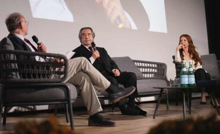 Standing ovation per il Maestro Riccardo Muti a Luino, nel conferimento del Premio Chiara alla Carriera 2026