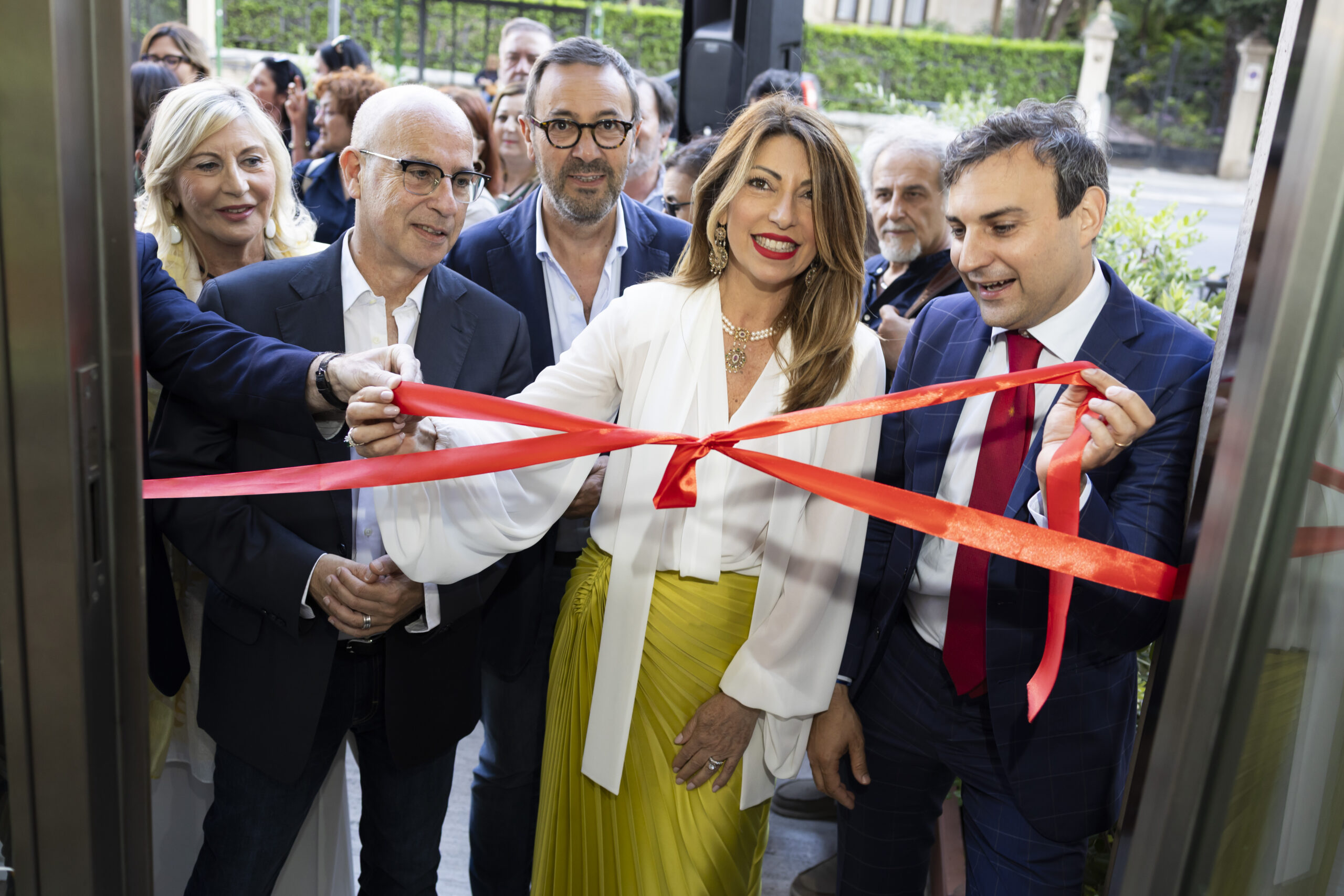 Inaugurata con successo al “Centro d’arte Raffaello” la bipersonale “Custodi dell’invisibile” dedicata a Mario Schifano e Dario Schelfi e curata da Tanino Bonifacio