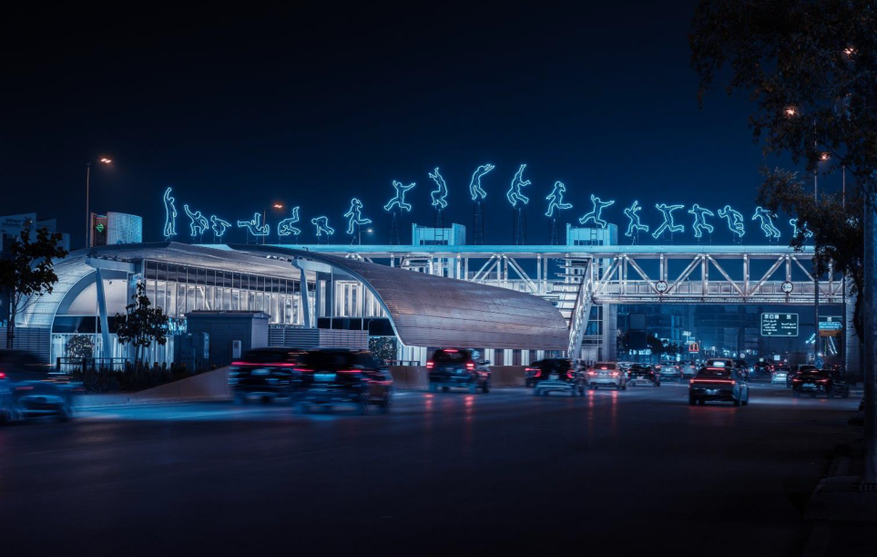 L’artista italiano Angelo Bonello lascia il segno a Riyadh: “Run Beyond” diventa landmark permanente