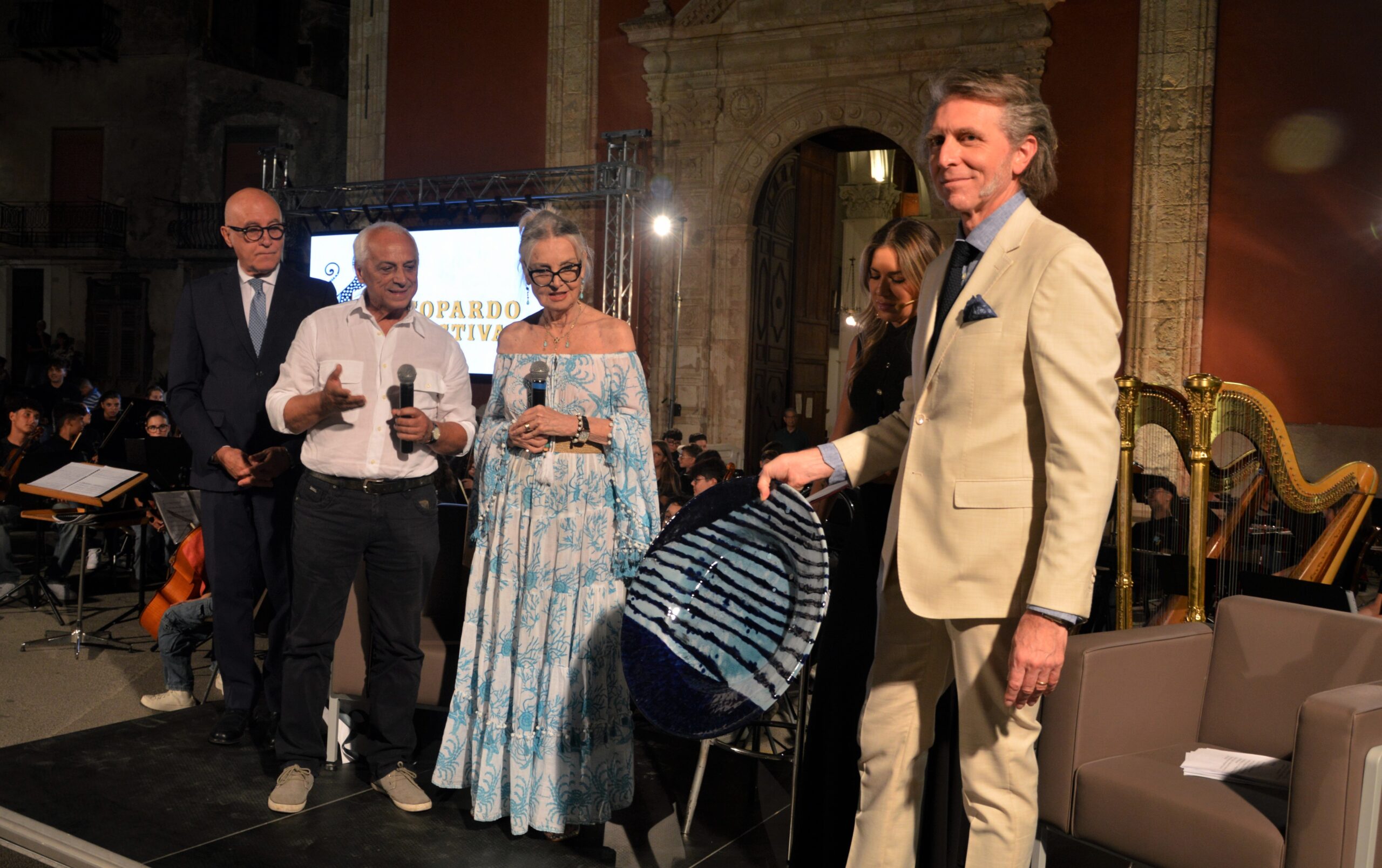 Massimiliano Reggiani racconta l’omaggio di Mario Lo Coco a Barbara Bouchet: il piatto di ceramica che unisce Mediterraneo e bellezza
