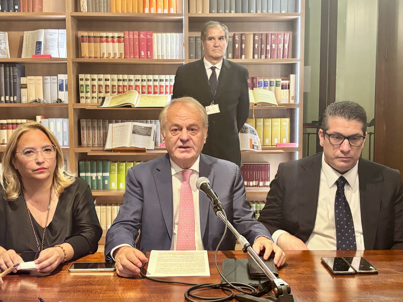 Istituzioni fragili, clan forti: la politica del “favore” travolge tutti
