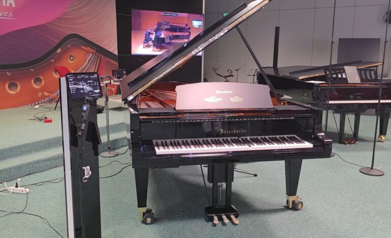 UN PIANOFORTE CHE SUONA “DA SOLO”. IL PIANISTA A CENTINAIA DI CHILOMETRI