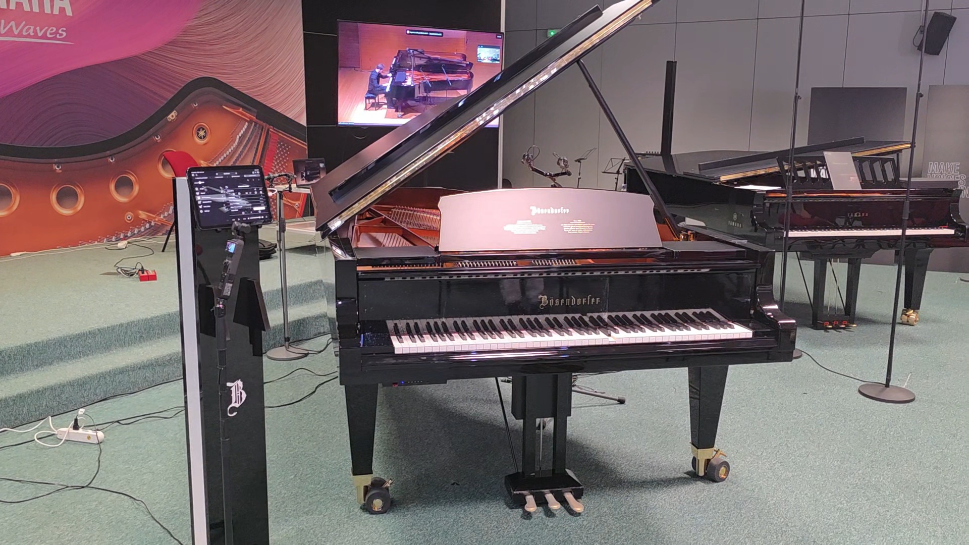 UN PIANOFORTE CHE SUONA “DA SOLO”. IL PIANISTA A CENTINAIA DI CHILOMETRI