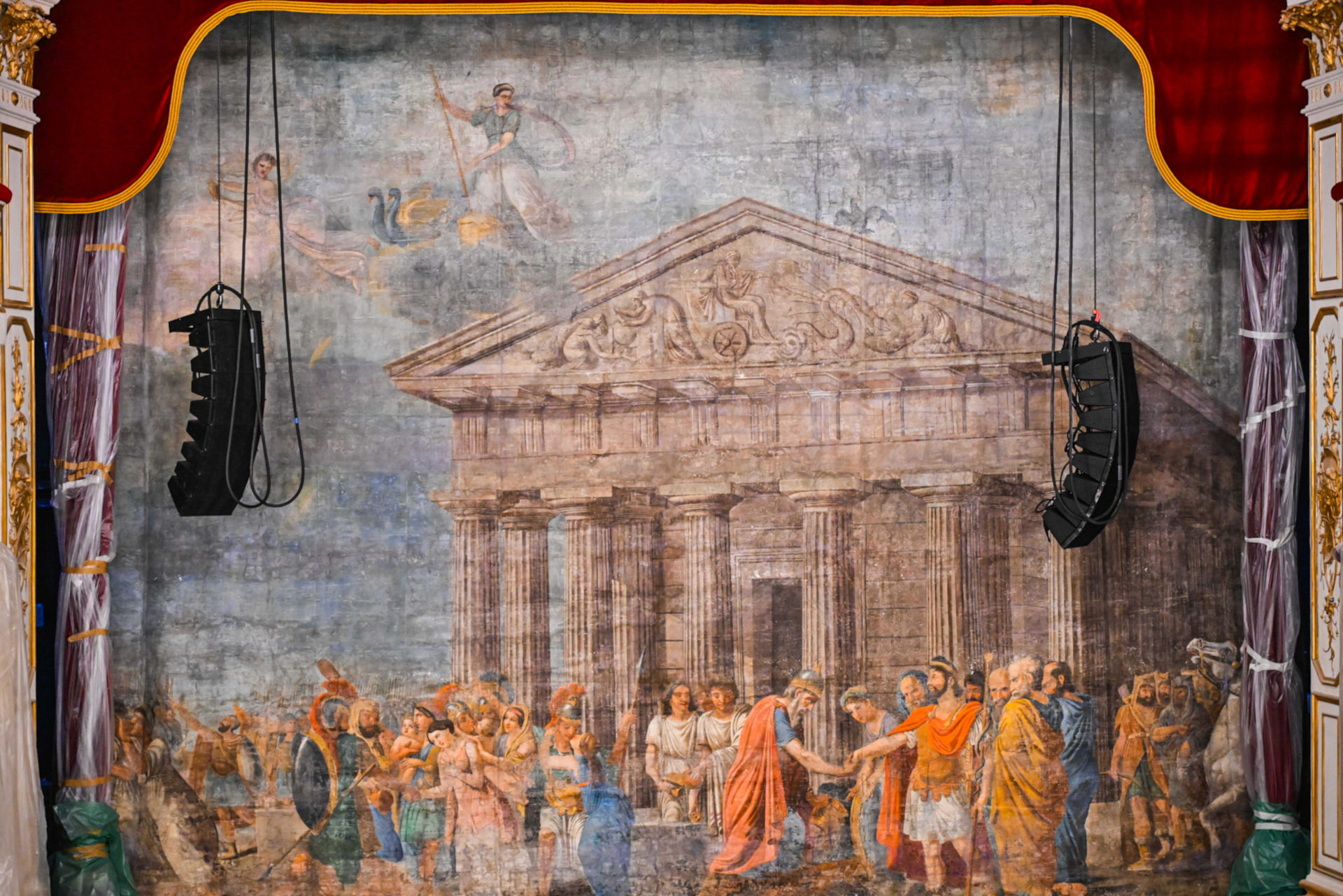 Teatro Comunale, lo storico sipario torna a casa. Biondi: “Un’emozione straordinaria, restituiamo alla città un altro frammento della sua storia nell’anno di Capitale italiana della Cultura”